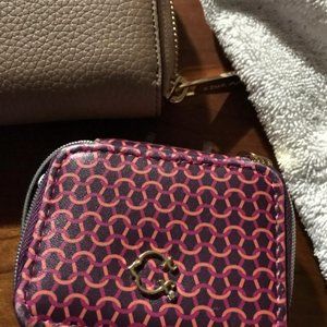 ZIPPER CASE PERFECT FOR TRAVELL AND MORE.